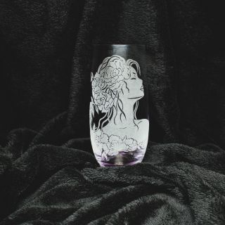 Sklenice s fialově zabarveným dnem a stejně zabarveným brček Dělaná do salónu pro zákaznice, s motivem dívky s květinami...