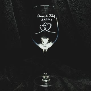 Set svatebnívh skleniček s propletenými srdci 💙💙 #wine #glass #glassengraving #hearts #wedding #gift #marriage #celebration
