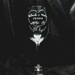 Set sklenic k výročí tam kde láska stále vzkvétá 💙 #wine #glass #glassengraving #anniversary #gift #love #marriage