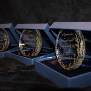 Medaile s nápisem a ozdobnými okraji pokryté jemnou zlatou výplní Umístěné v elegantní modré sametové krabičce a modrou...