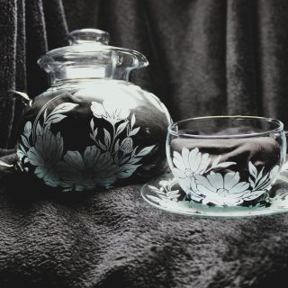 Dárek pro dámu k 60tým narozeninám, co lepšího než decentní set šálku s podšálkem a konvička, na každodenní používání ☕...