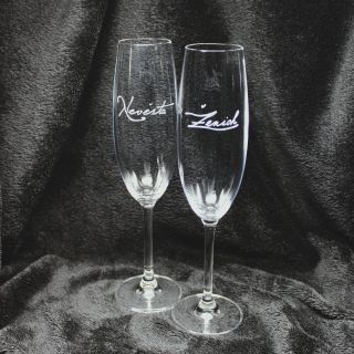 Jemné šampusové skleničky pro novomanžele k přípitku 🥂 #glass #engraving #gift #darek #sklo #wedding #svatba #novomanzele...